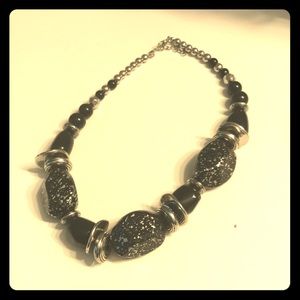 Chunky necklace. Black and silver.